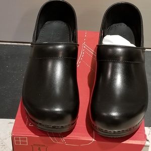 Sanita Women's Professional Cabrio Clog 42M Black